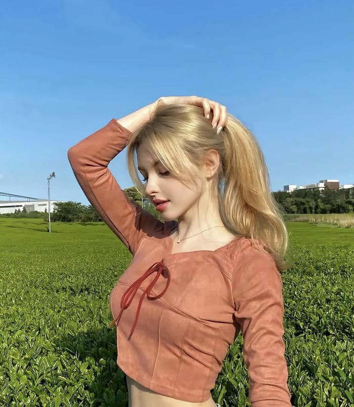 pale expression in lonely girl dp