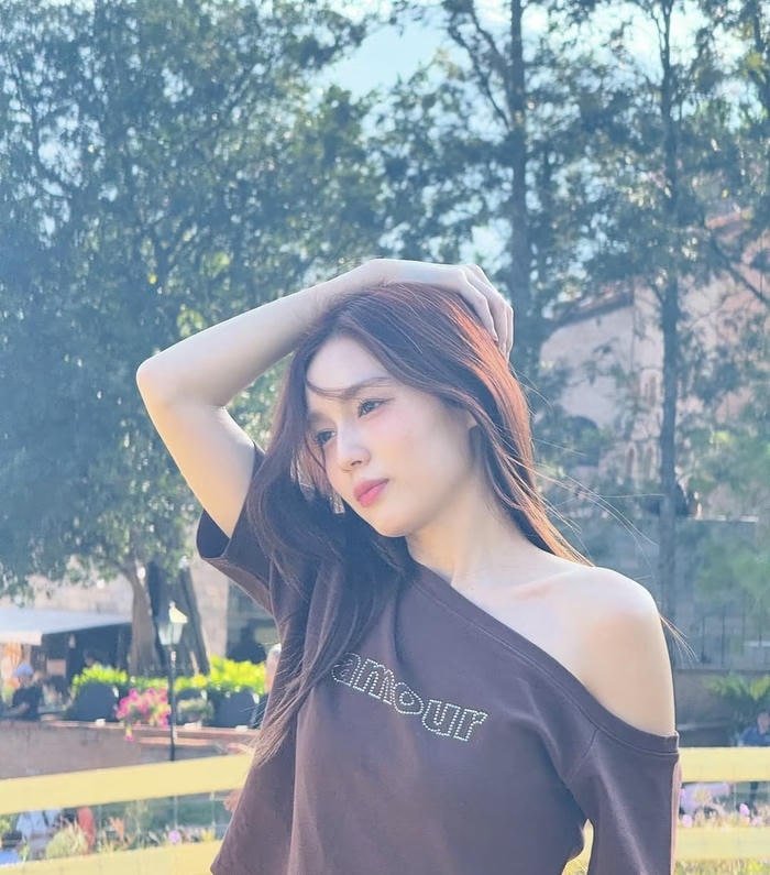 pure romantic glow in love dp for girls