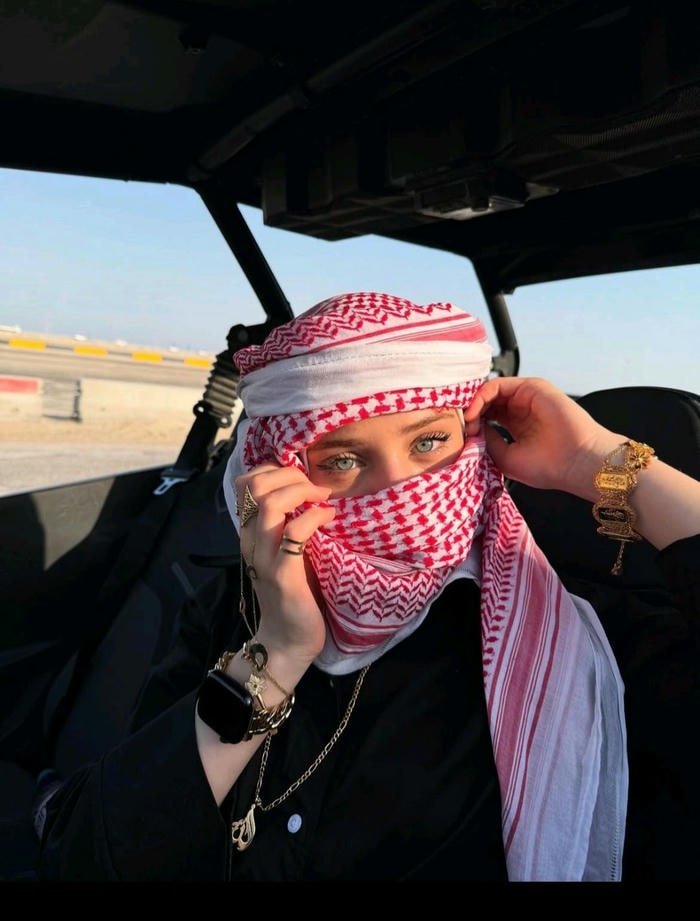 pure smile in islamic girls dp