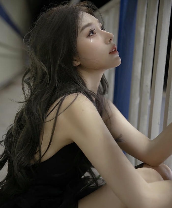 quiet mood in lonely girl dp