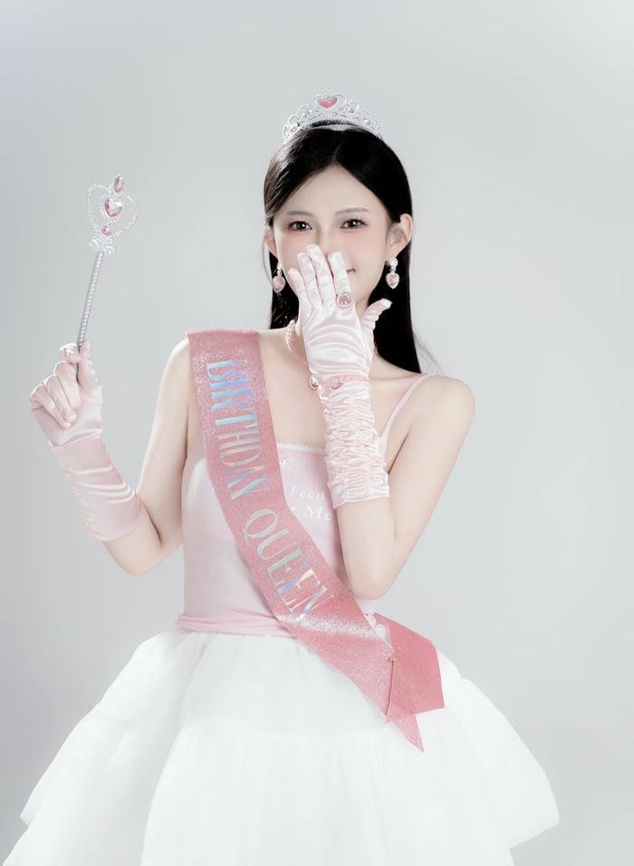 romantic smile in love dp for girls