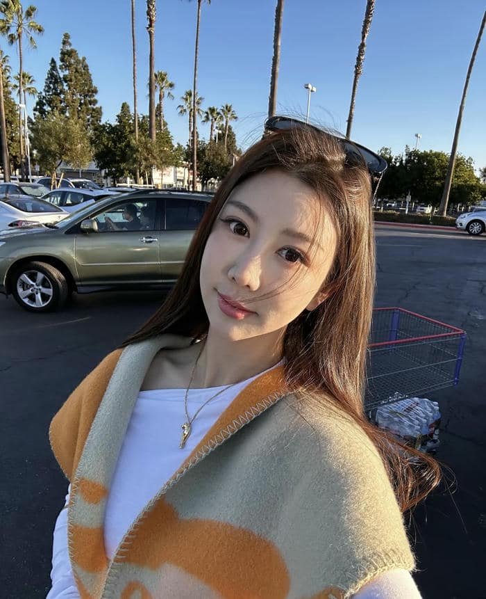 sad charm in lonely girl dp