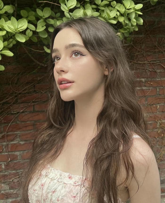 silent grief in lonely girl dp