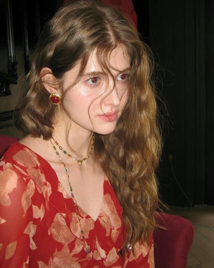 soft elegance in indian girl dp