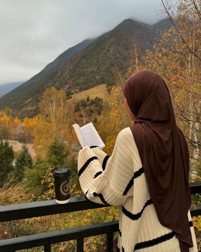 soft feminine vibe in islamic girls dp