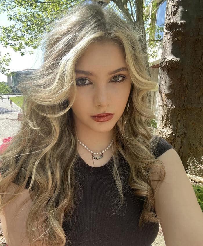 still expression in lonely girl dp