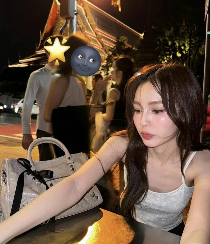 sweet feminine vibe in love dp for girls