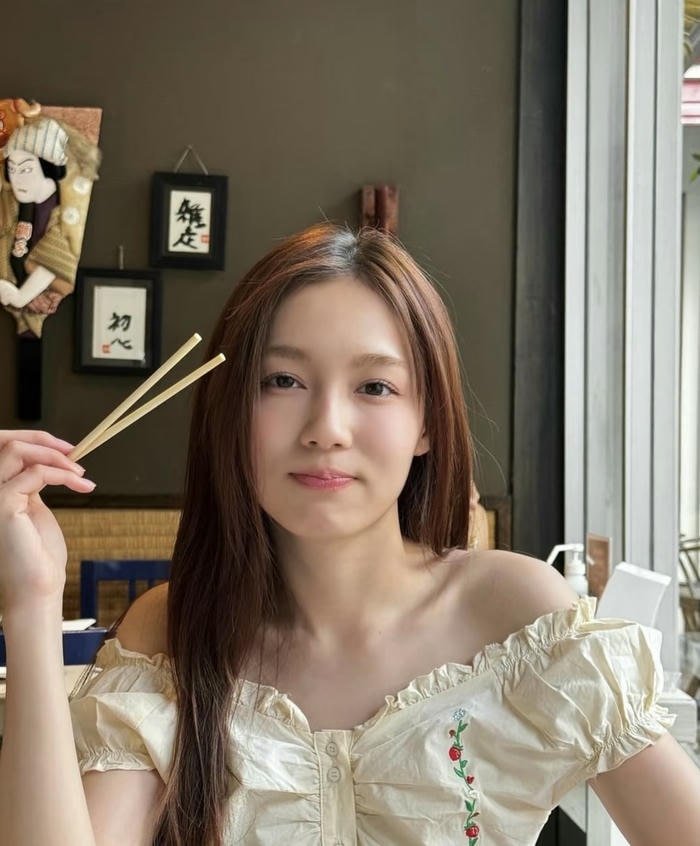 warm lighting in love dp for girls