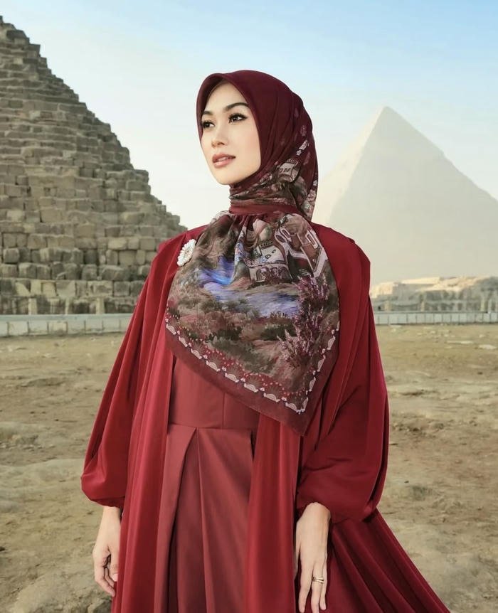 warm spiritual light in mahadev dp for girls