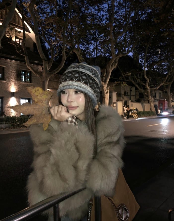 Aesthetic mood around cap girl dp