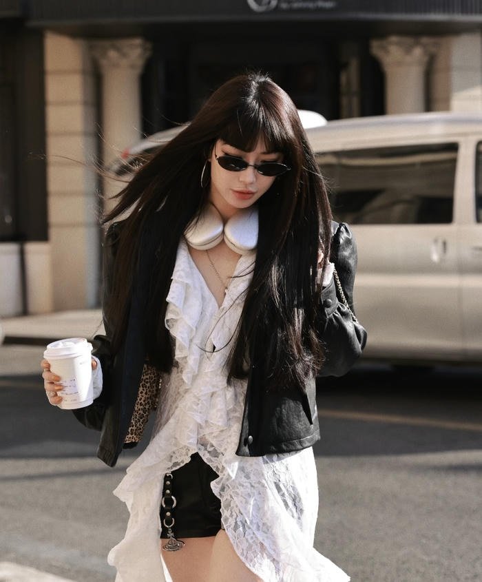 Aesthetic portrait showing cool dp for girls