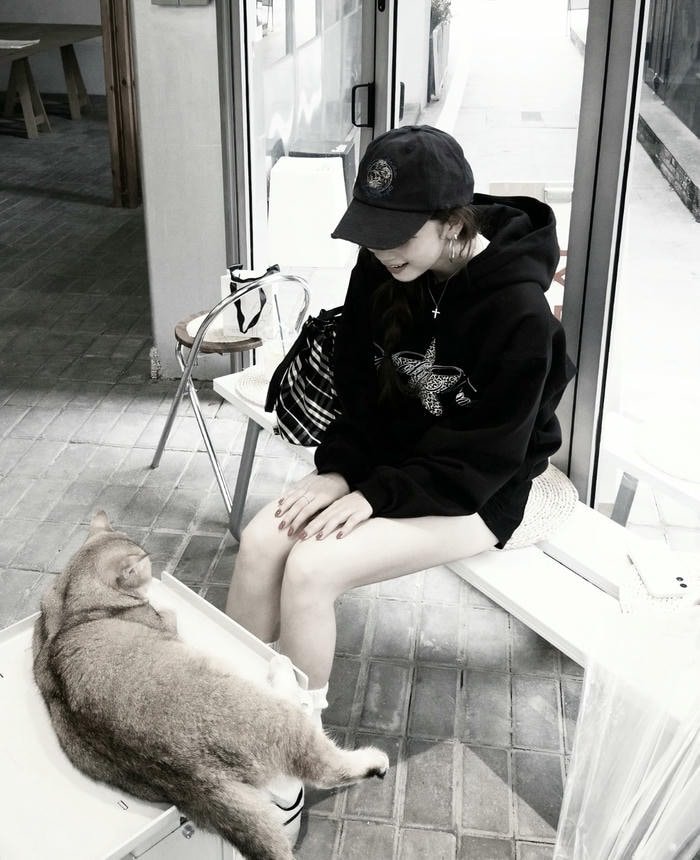 Aesthetic portrait styled black dp for girls