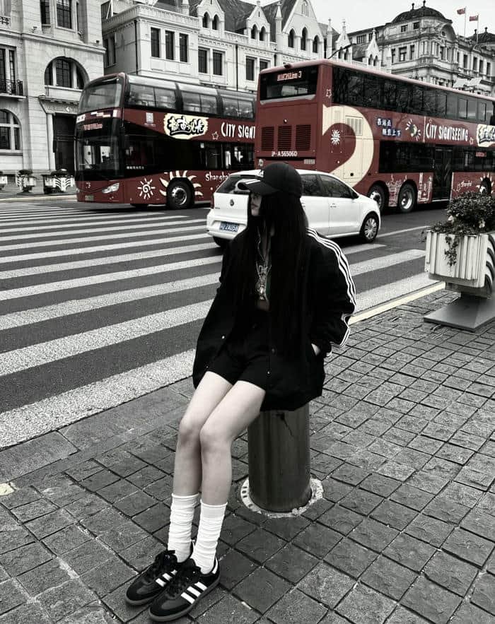 Bold contrast makes black dp for girls