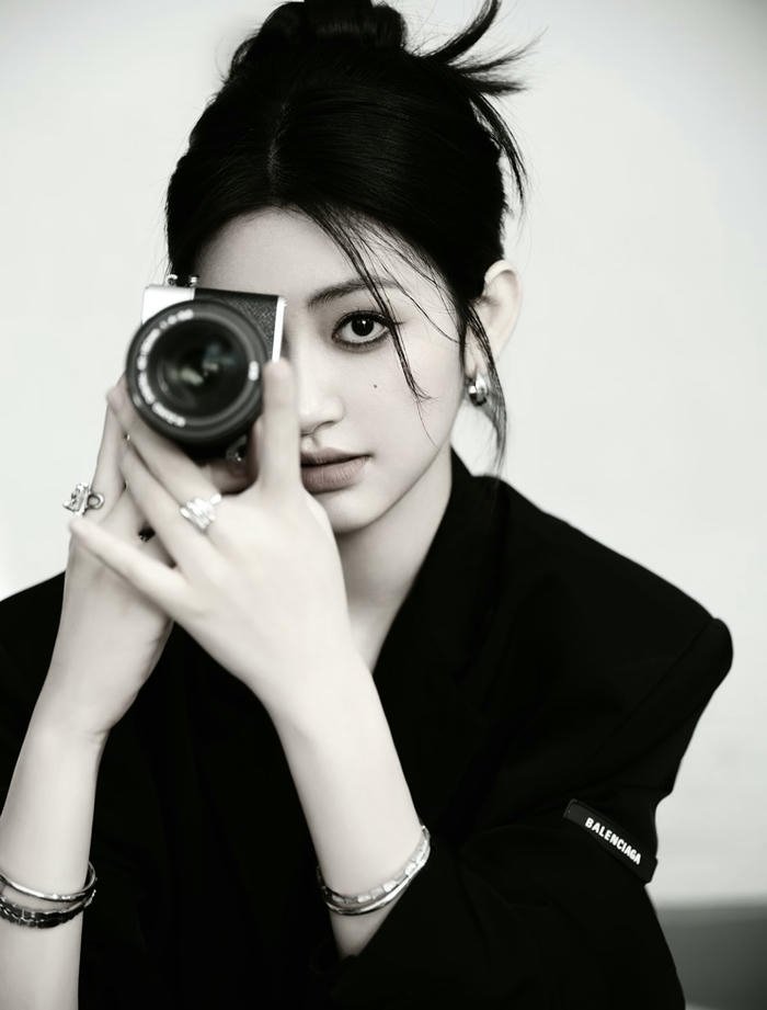 Bold look as black dp for girls