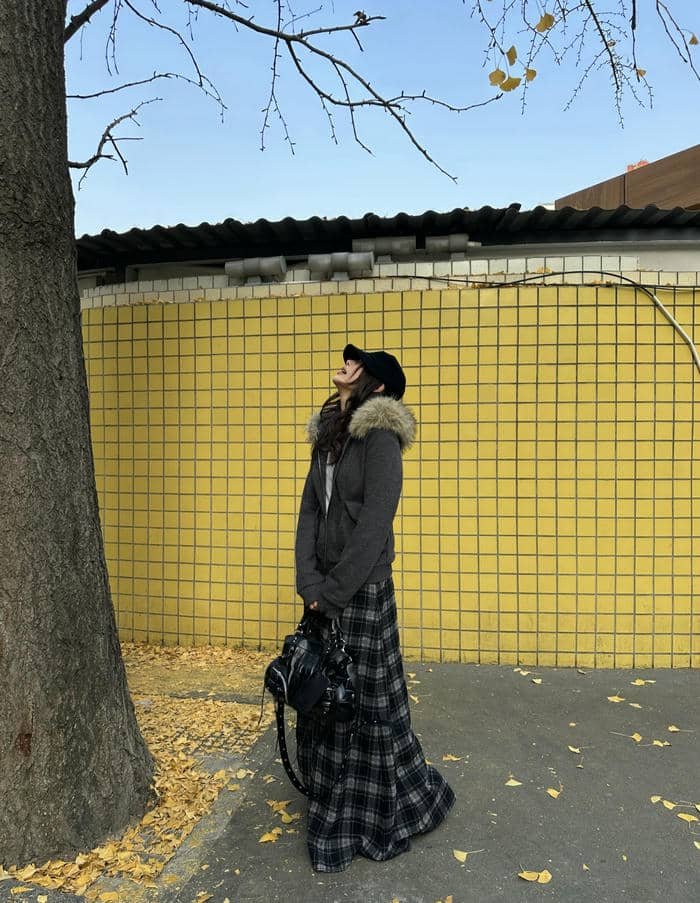 Bold pose defines this cap girl dp