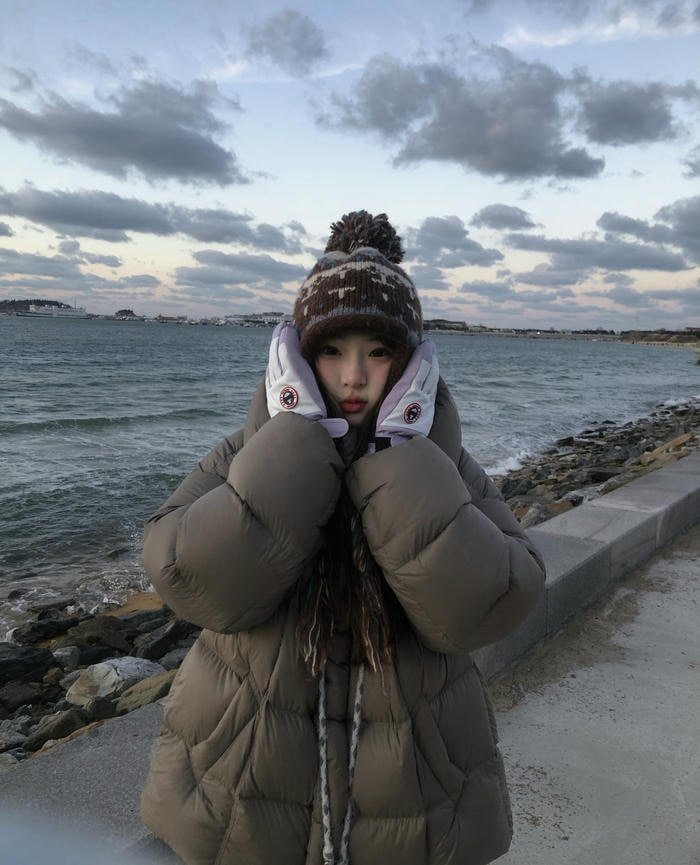 Bright eyes cute girl dp close up