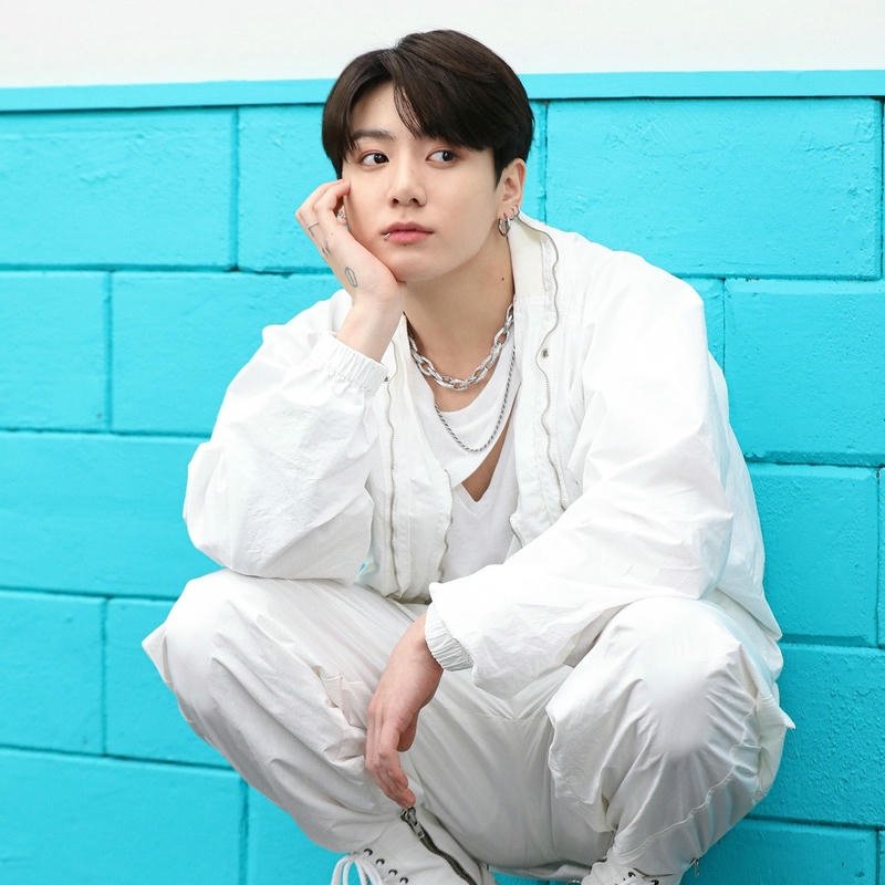 Bts dp images Jungkook all white outfit sitting pose cool