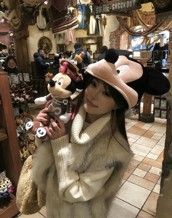 Cap girl dp with street soul vibes