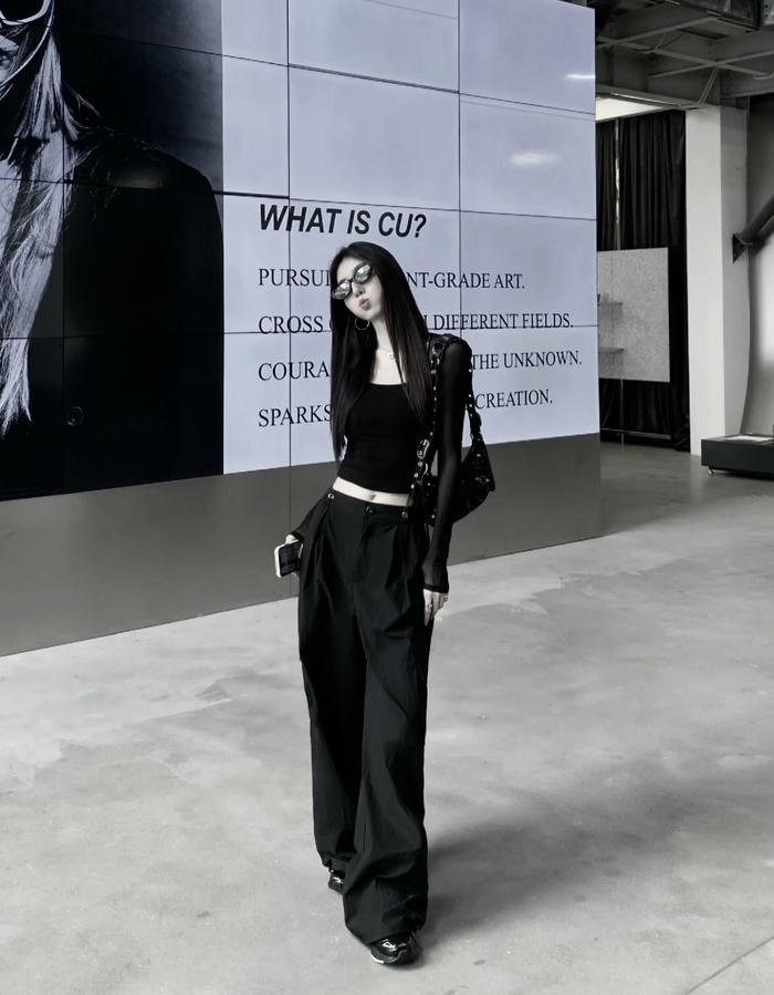 Chic contrast showing black dp for girls