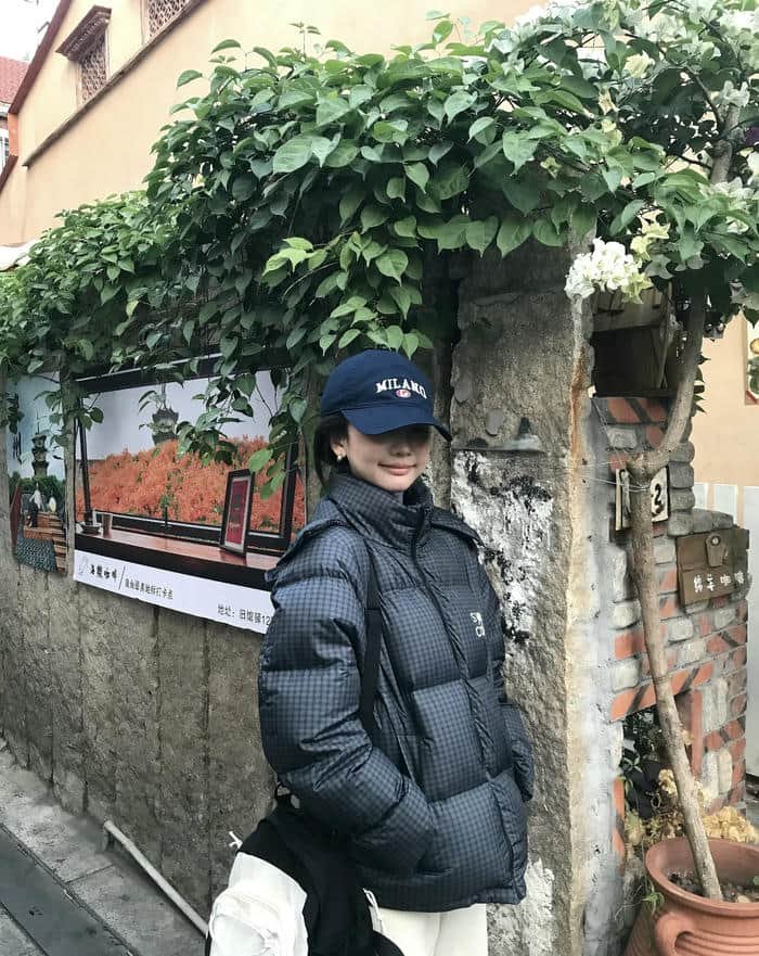 Confident cap girl dp in urban tone