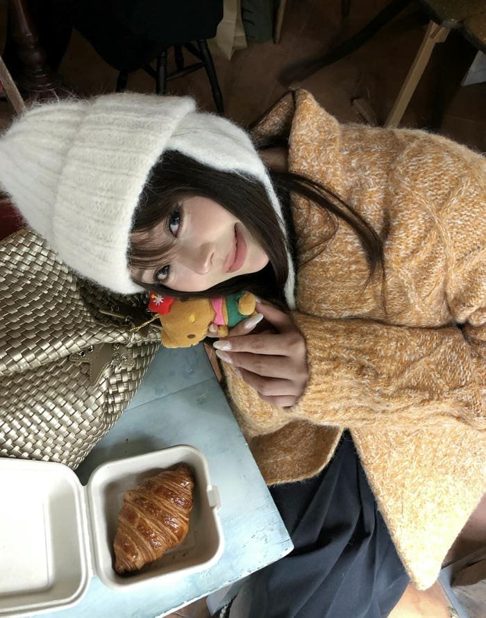 Cool attitude in stylish cap girl dp