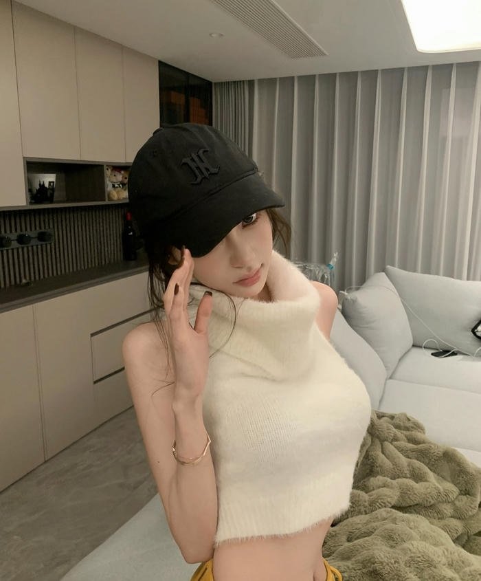 Dreamy eyes cap girl dp close view