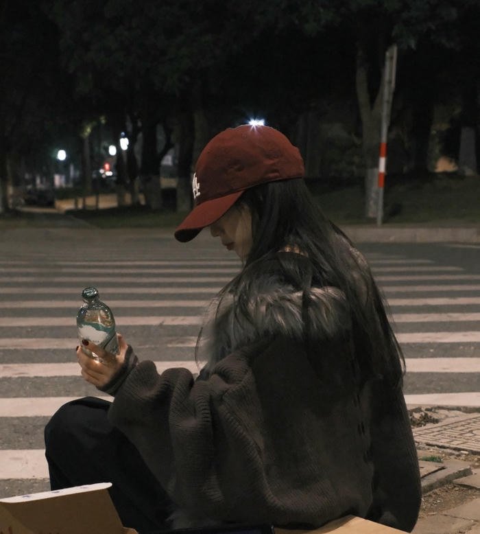 Dreamy look wearing a cap girl dp