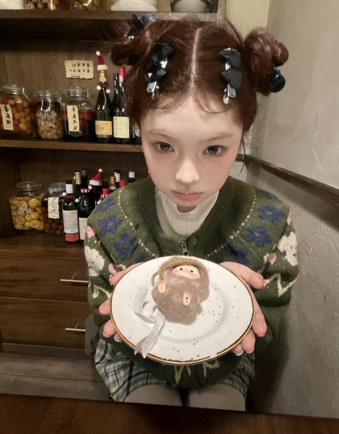 Elegant cute girl pic dp minimal style