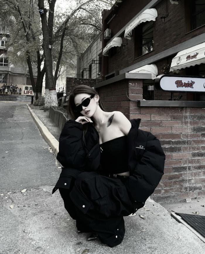 Elegant night mood in black dp for girls