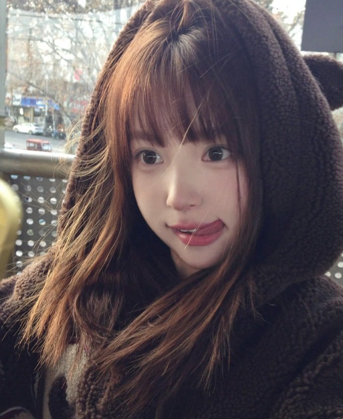 Elegant style with cute girl pic dp