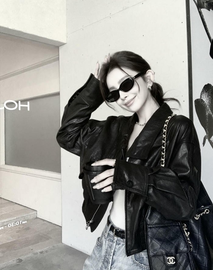 Graceful tone in black dp for girls