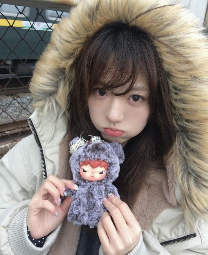 Innocent look from cute girl pic dp