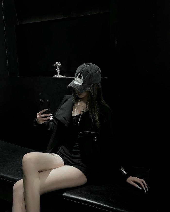 Minimal mood with cool dp for girls