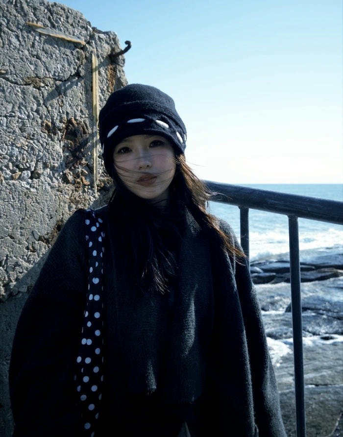 Minimal portrait with cool dp for girls