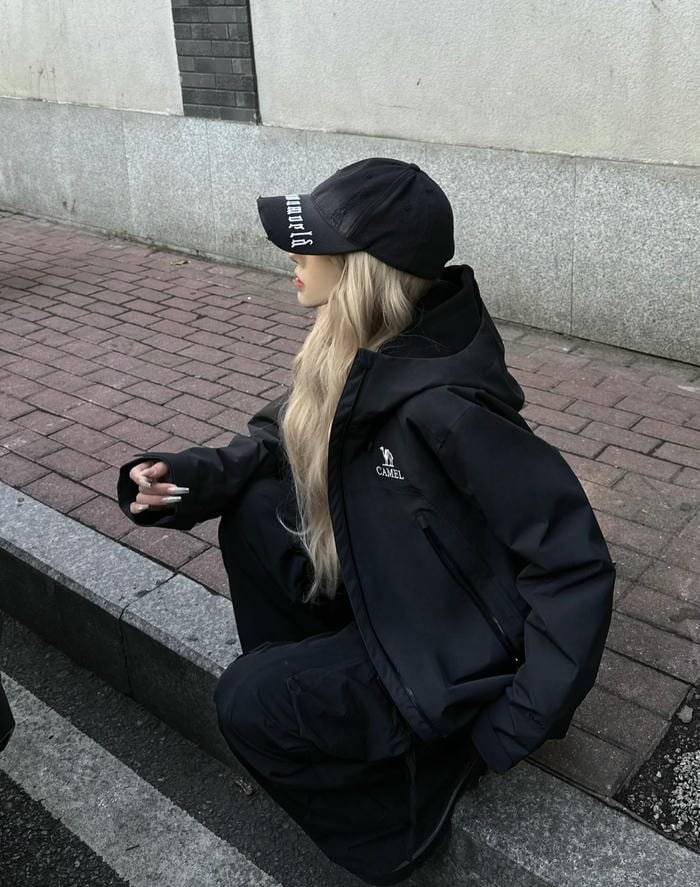 Minimal style suits the cap girl dp