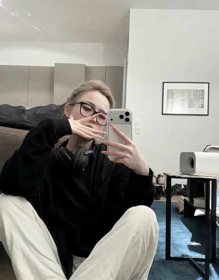 Modern art themed cool dp for girls