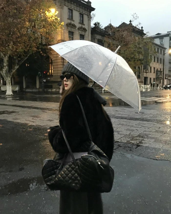 Modern fashion vibe in cap girl dp