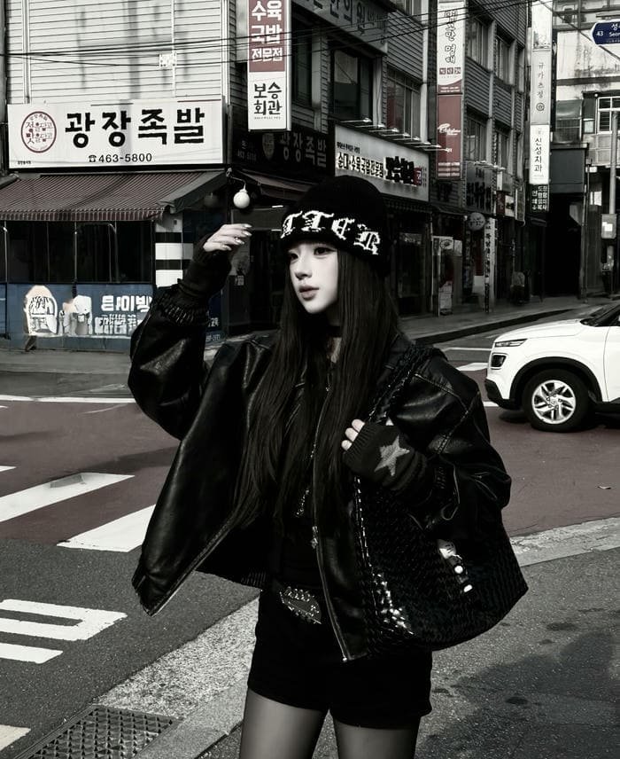 Modern frame of black dp for girls