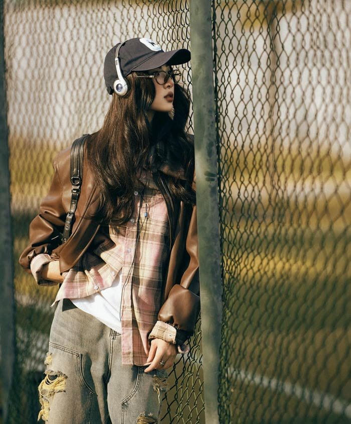 Neon lights around cool dp for girls