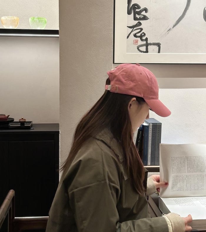 Pastel tone meets cap girl dp