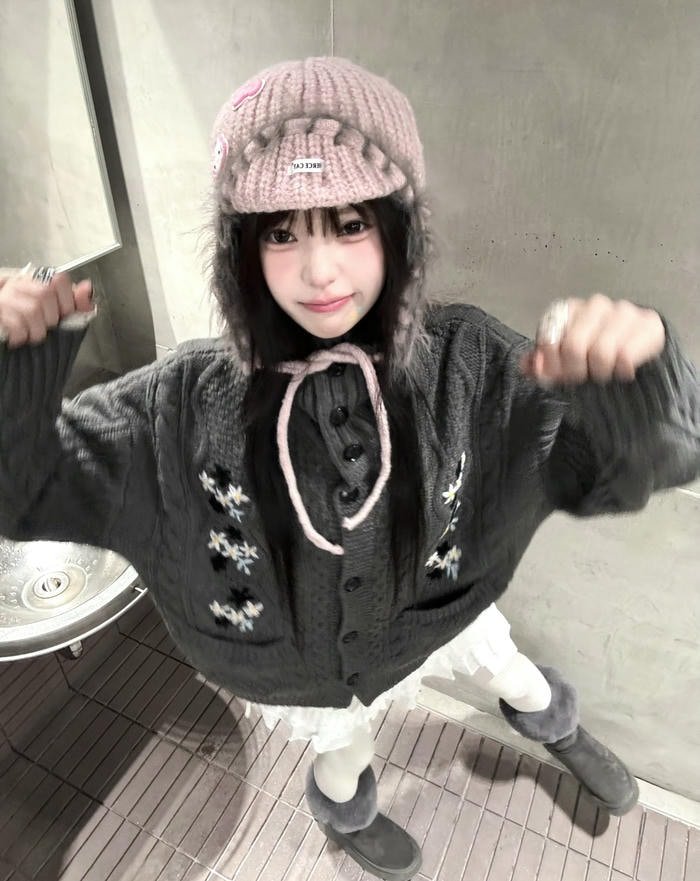 Peaceful mood from cute girl pic dp