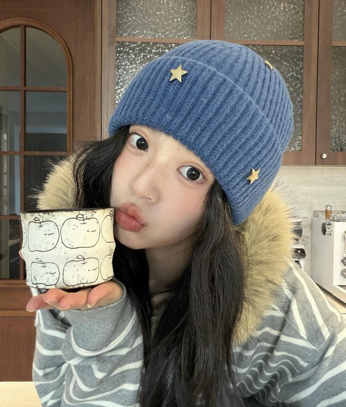 Playful mood cute girl picture dp style