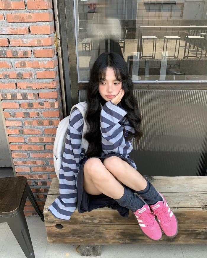 Shining aura around cute girl pic dp