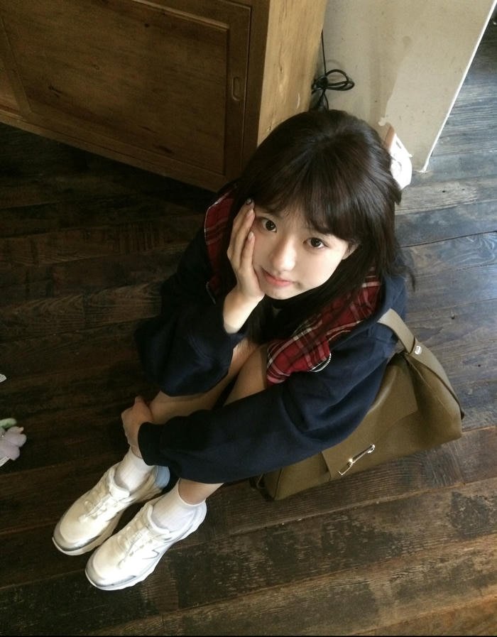 Simple style cute girl profile photo look