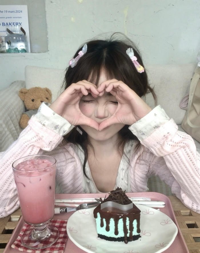 Soft lighting for cute girl pic dp