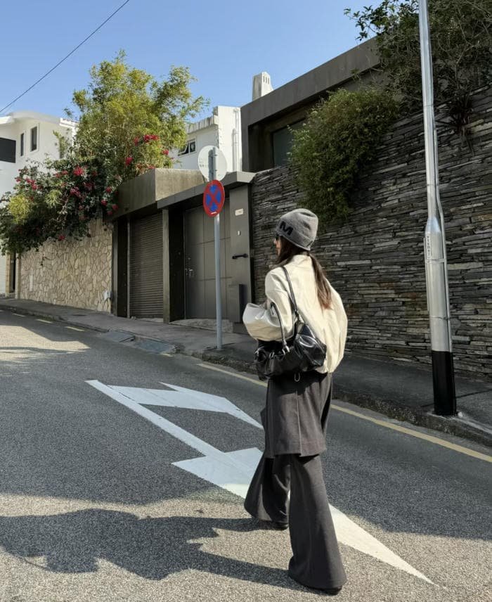 Soft smile under trendy cap girl dp