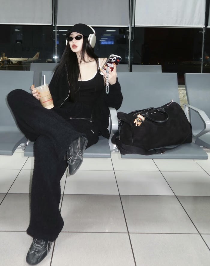 Stylish frame holding cool dp for girls