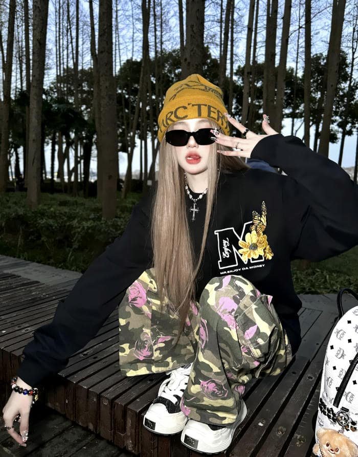 Stylish frame with cool dp for girls