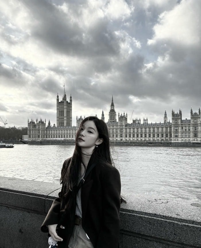 Urban mood using black dp for girls