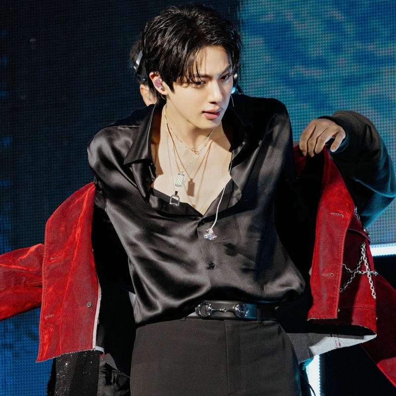 V black silk shirt dancing stage performance cool view